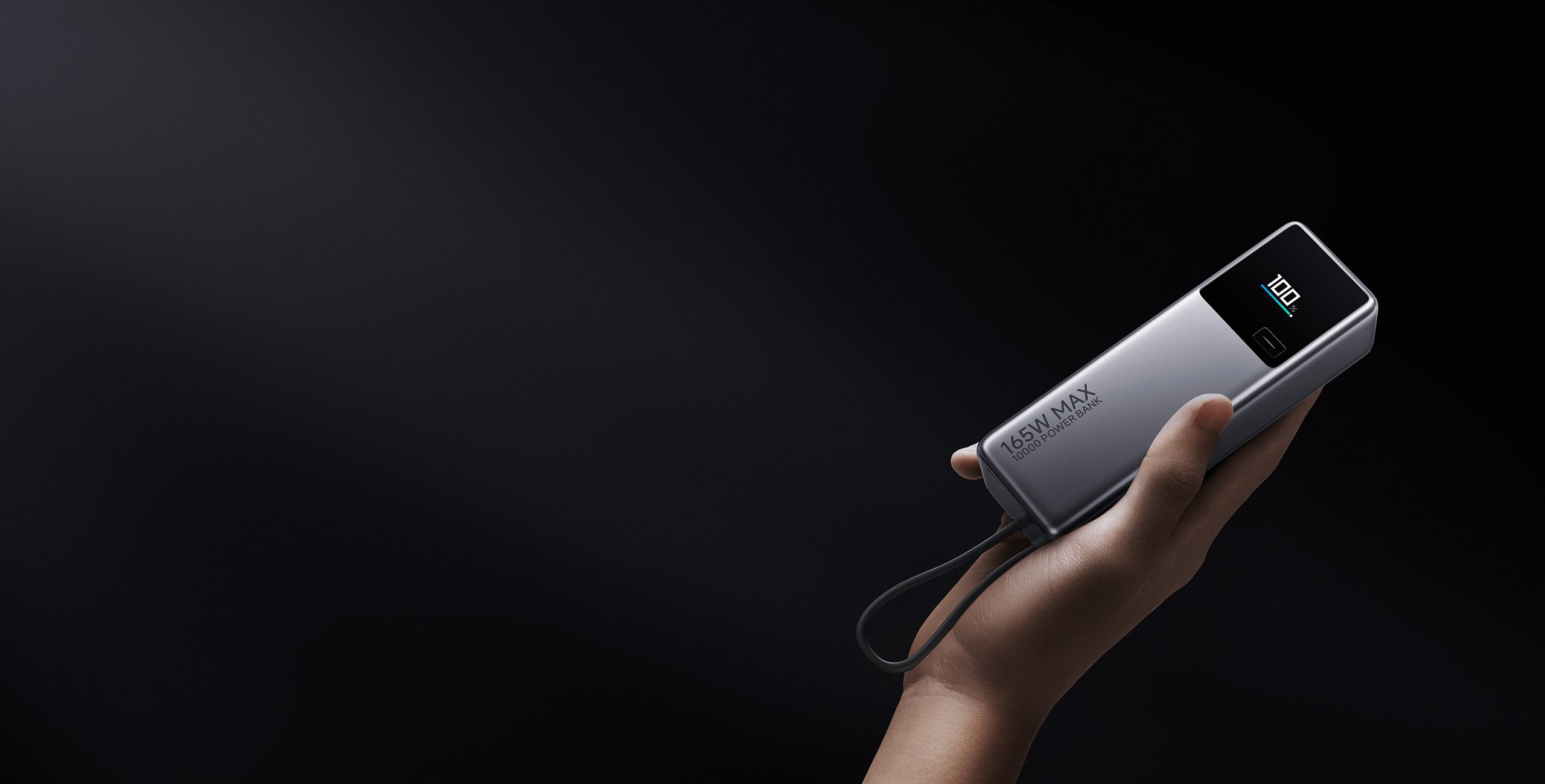 Xiaomi 165W Power Bank 10000mAh (Integrated Cable) в ръка, с включен цветен дисплей