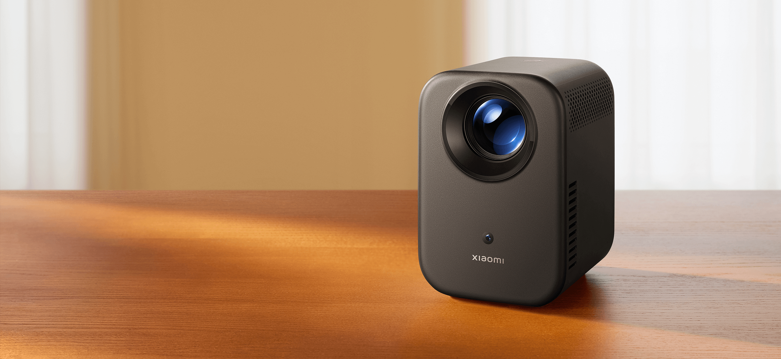 Проектор Xiaomi Smart Projector L1 върху дървена маса в дневна