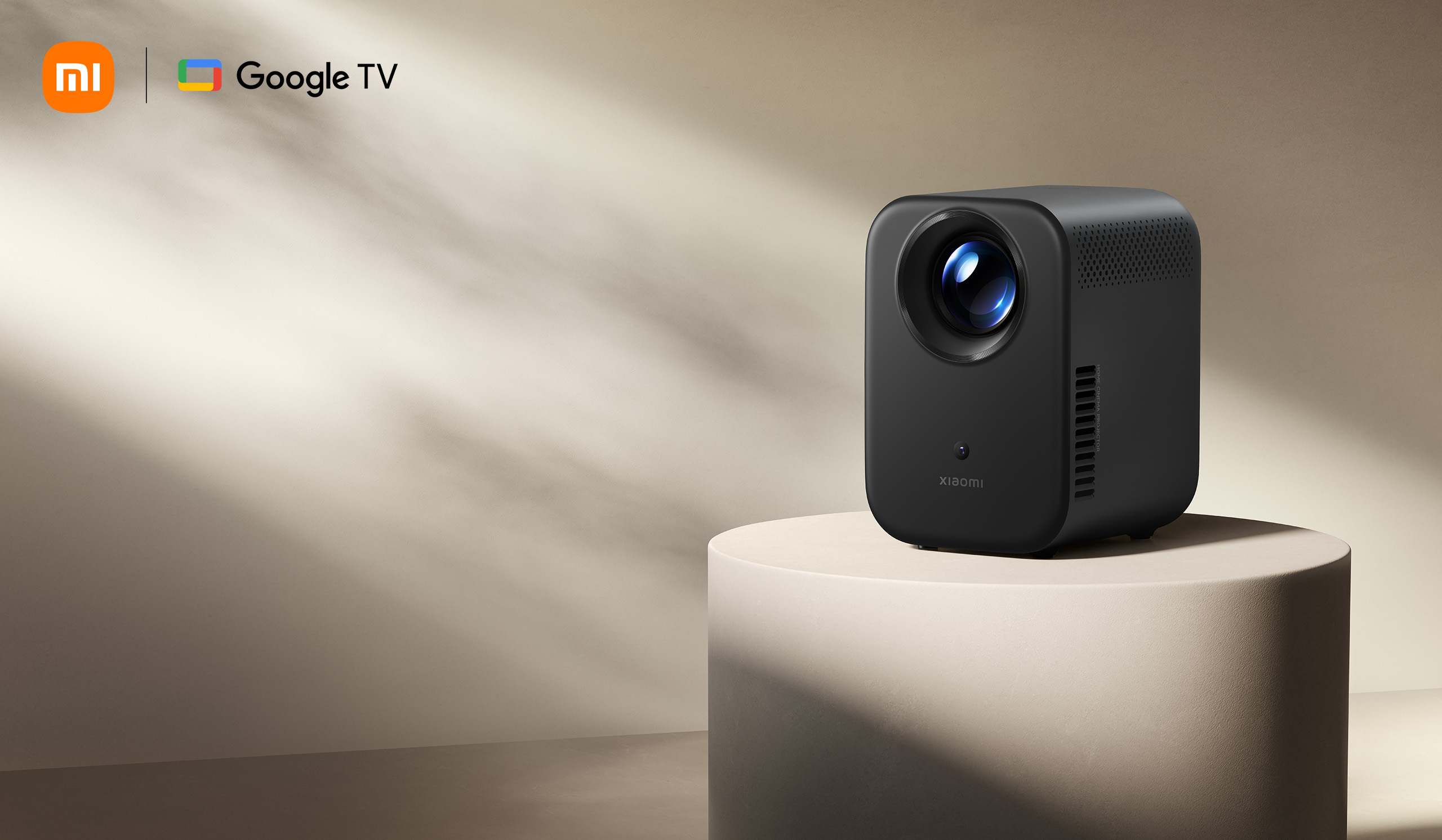 Xiaomi Smart Projector L1 със запечатан оптичен модул на светъл фон