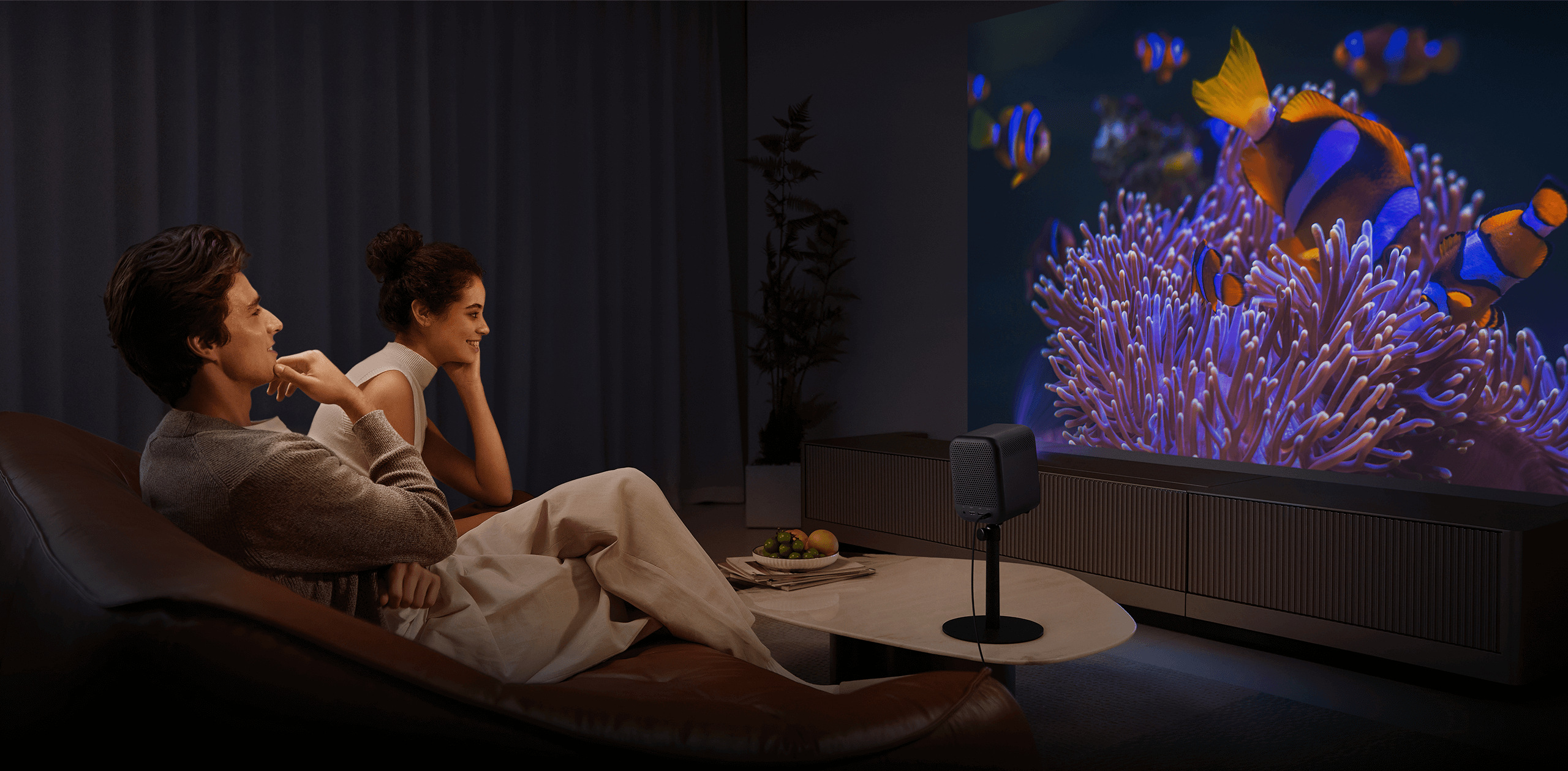 Двойка гледа голям проектиран образ от Xiaomi Smart Projector L1 в дневна