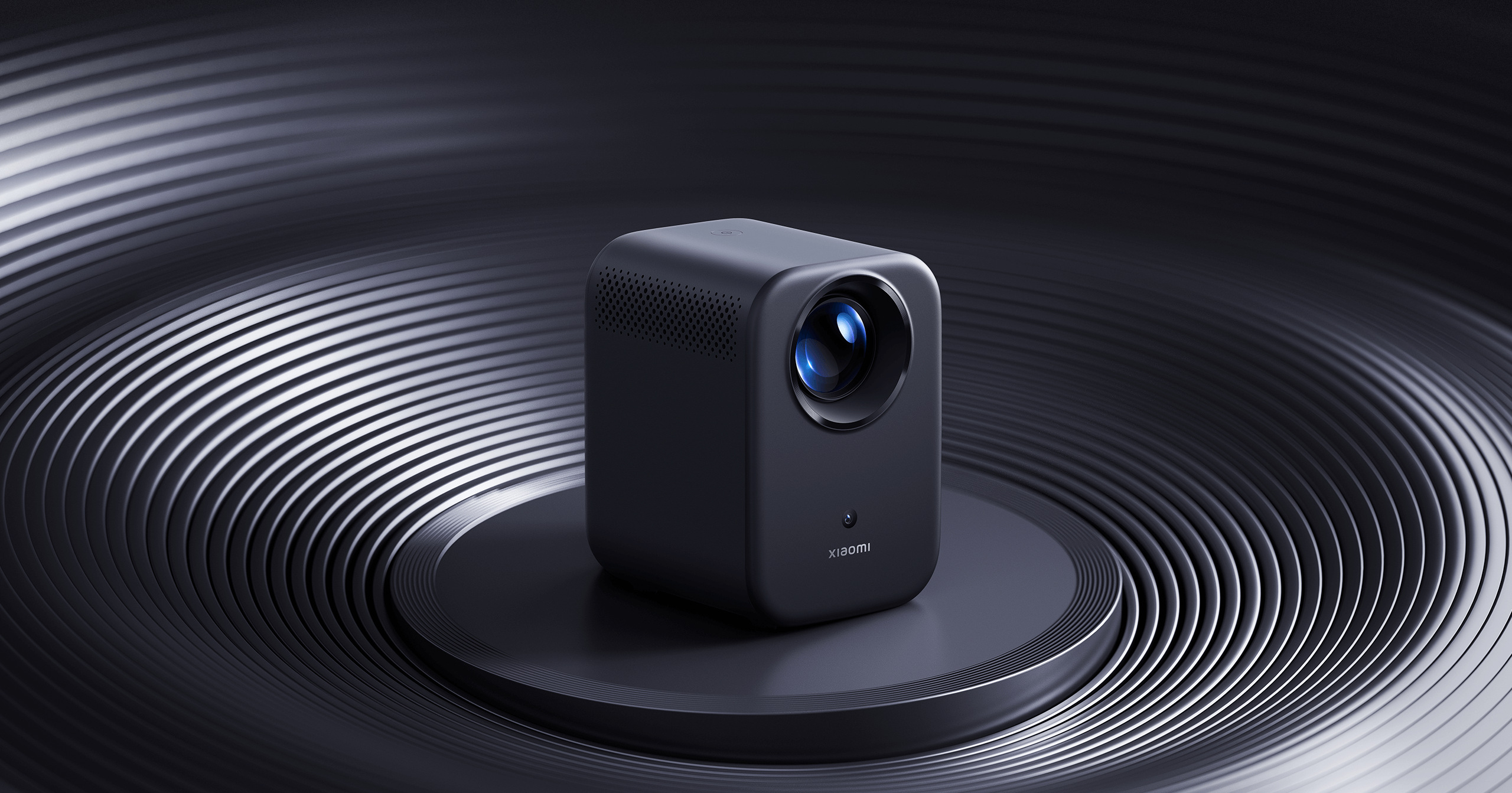Xiaomi Smart Projector L1 с високоговорители Dolby Audio на тъмен фон