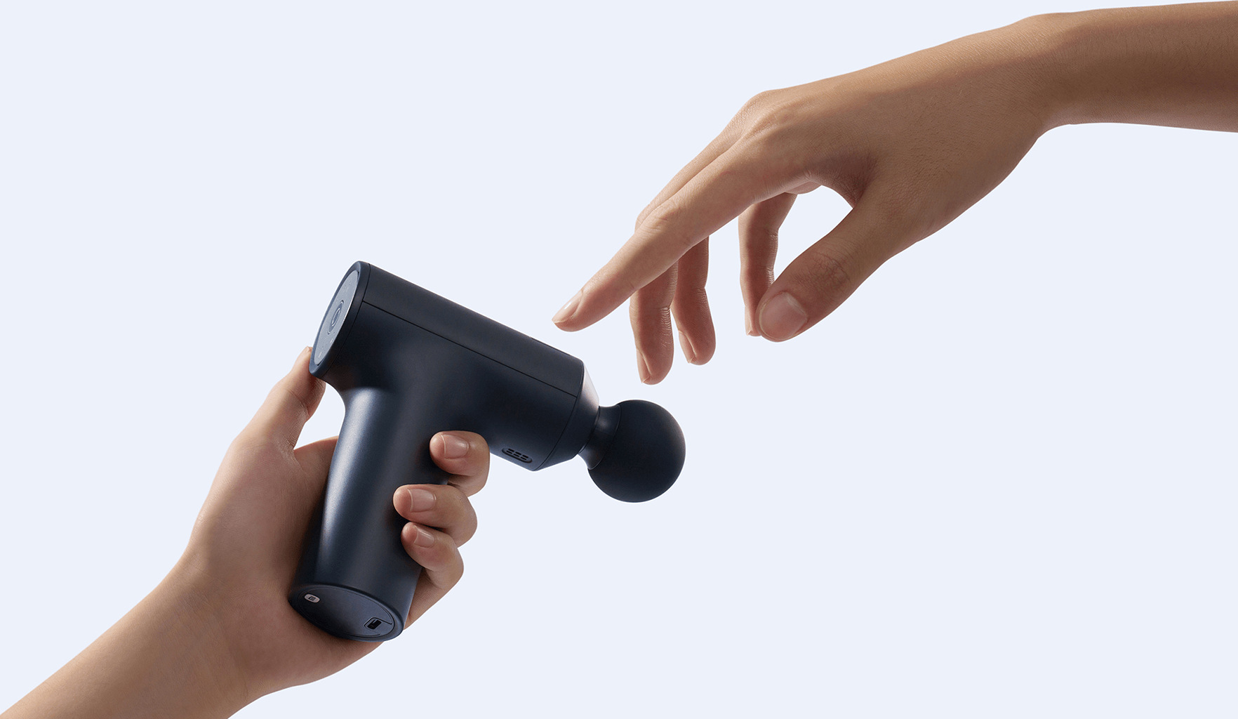 Ръка държи компактния масажен пистолет Xiaomi Massage Gun Mini 2