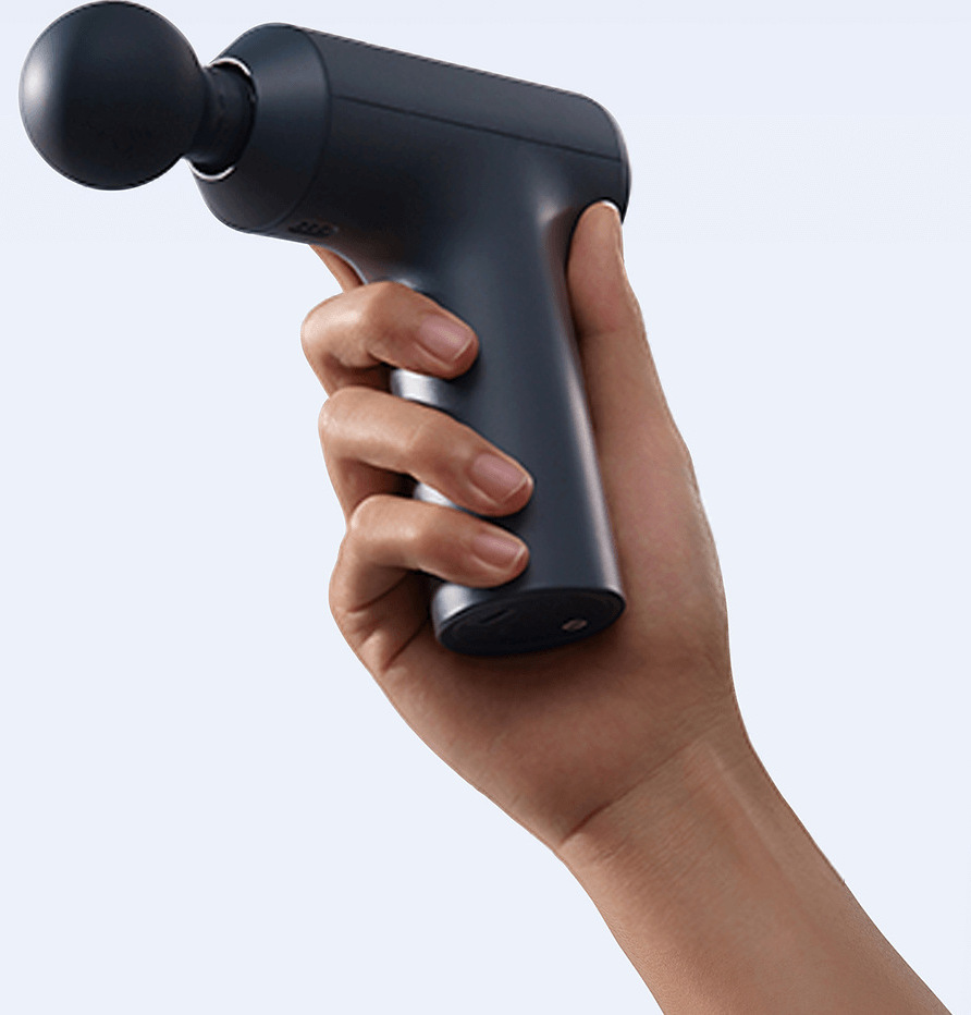 Xiaomi Massage Gun Mini 2 в ръка по време на масаж