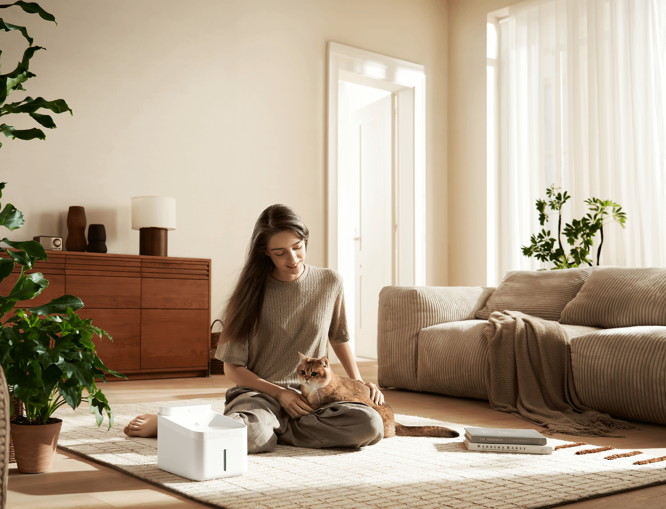 Xiaomi Smart Pet Fountain 2 в дневна до жена, която гали котката си