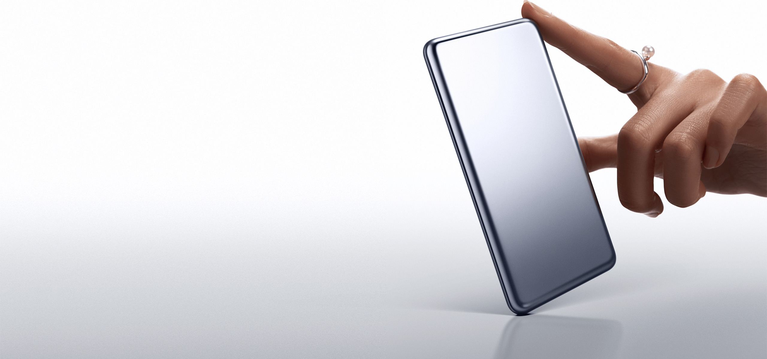 Тънкият корпус на Xiaomi Ultra Slim Power Bank 5000mAh, задържан между пръстите