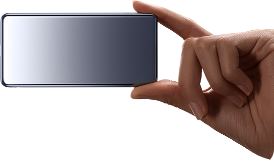 Xiaomi Ultra Slim Power Bank 5000mAh с тегло около 93 г, задържана с два пръста