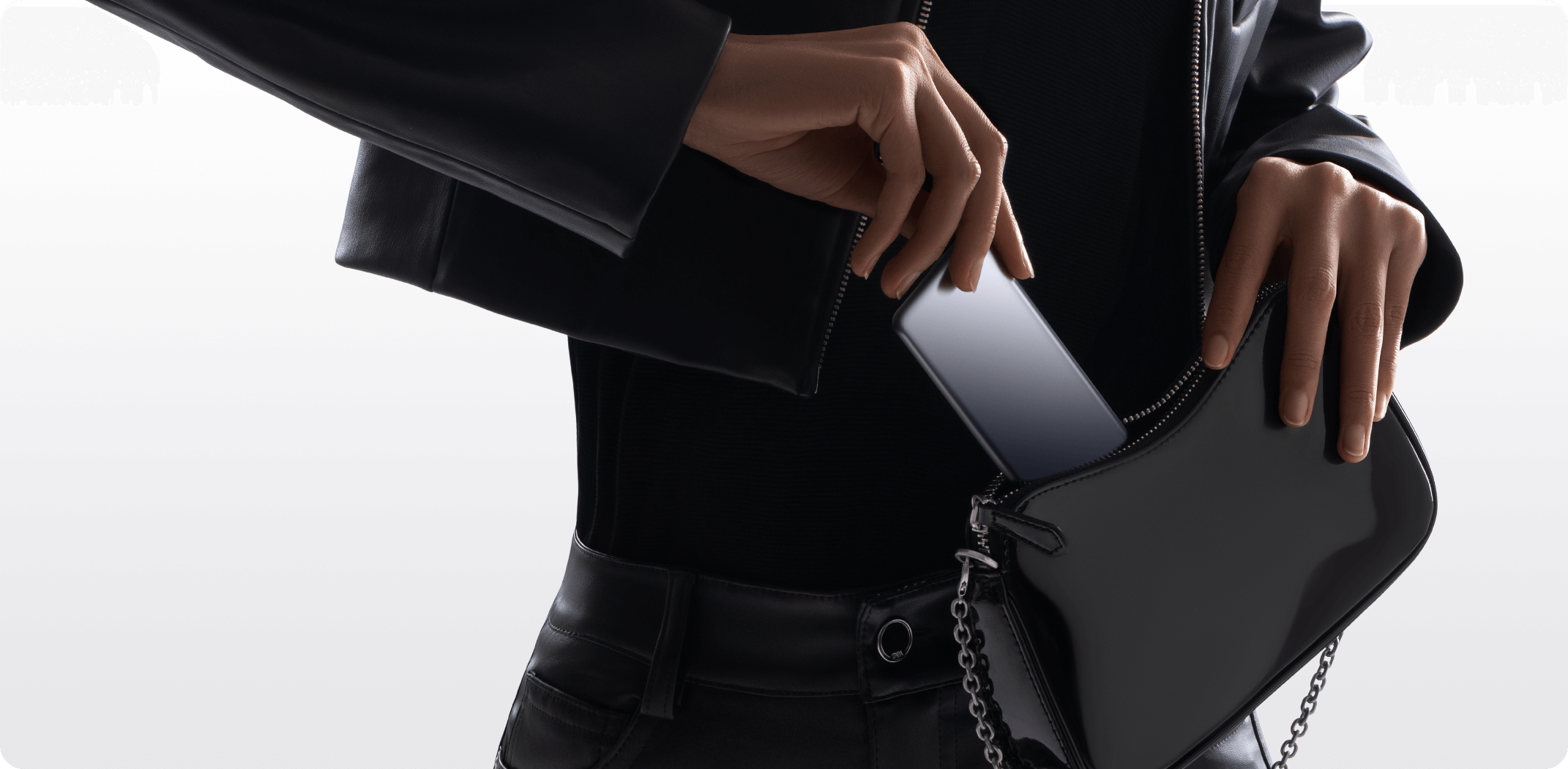 Xiaomi Ultra Slim Power Bank 5000mAh, прибирана в дамска чанта