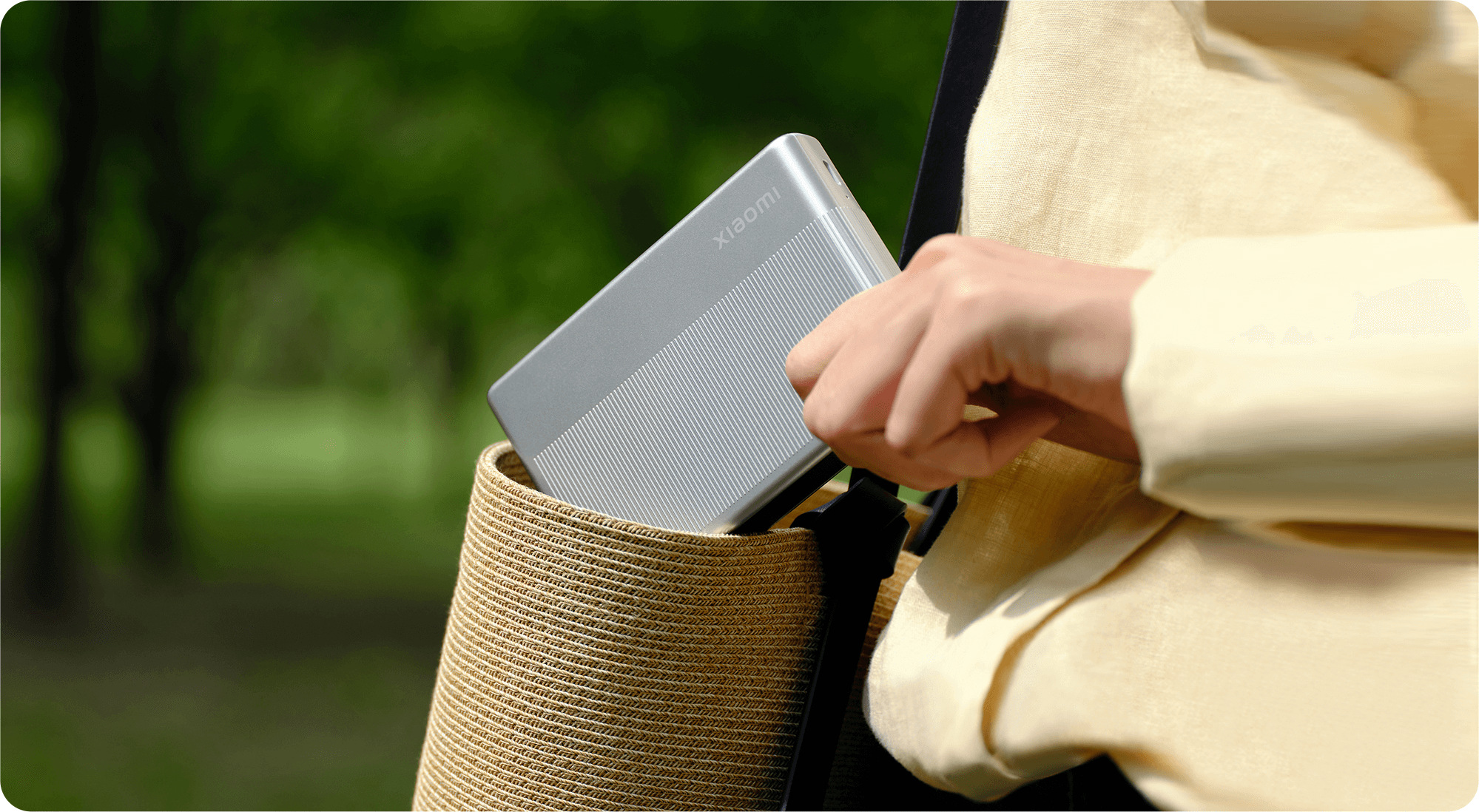 Xiaomi Portable Photo Printer 1S се прибира в плетена чанта заради тънкия си корпус