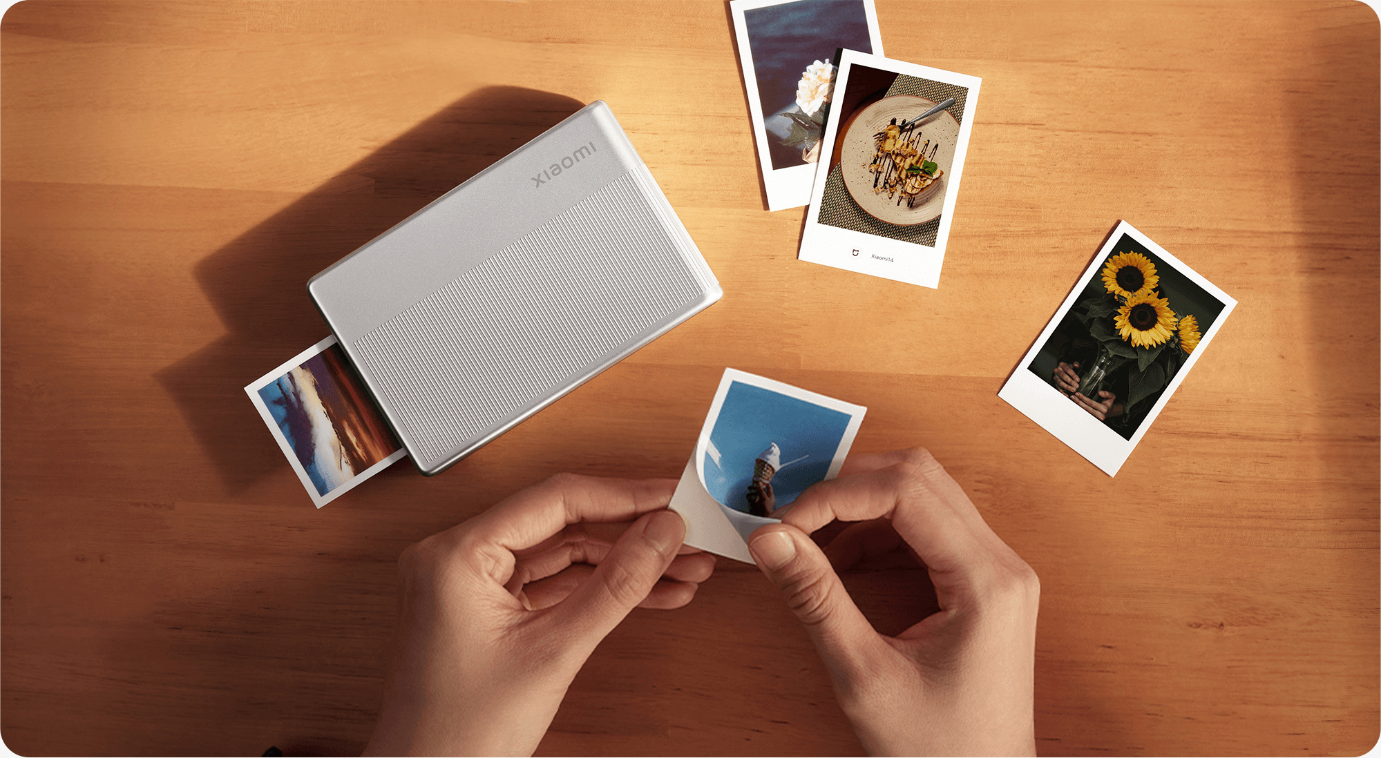 Ръце отлепят самозалепваща снимка, отпечатана с Xiaomi Portable Photo Printer 1S