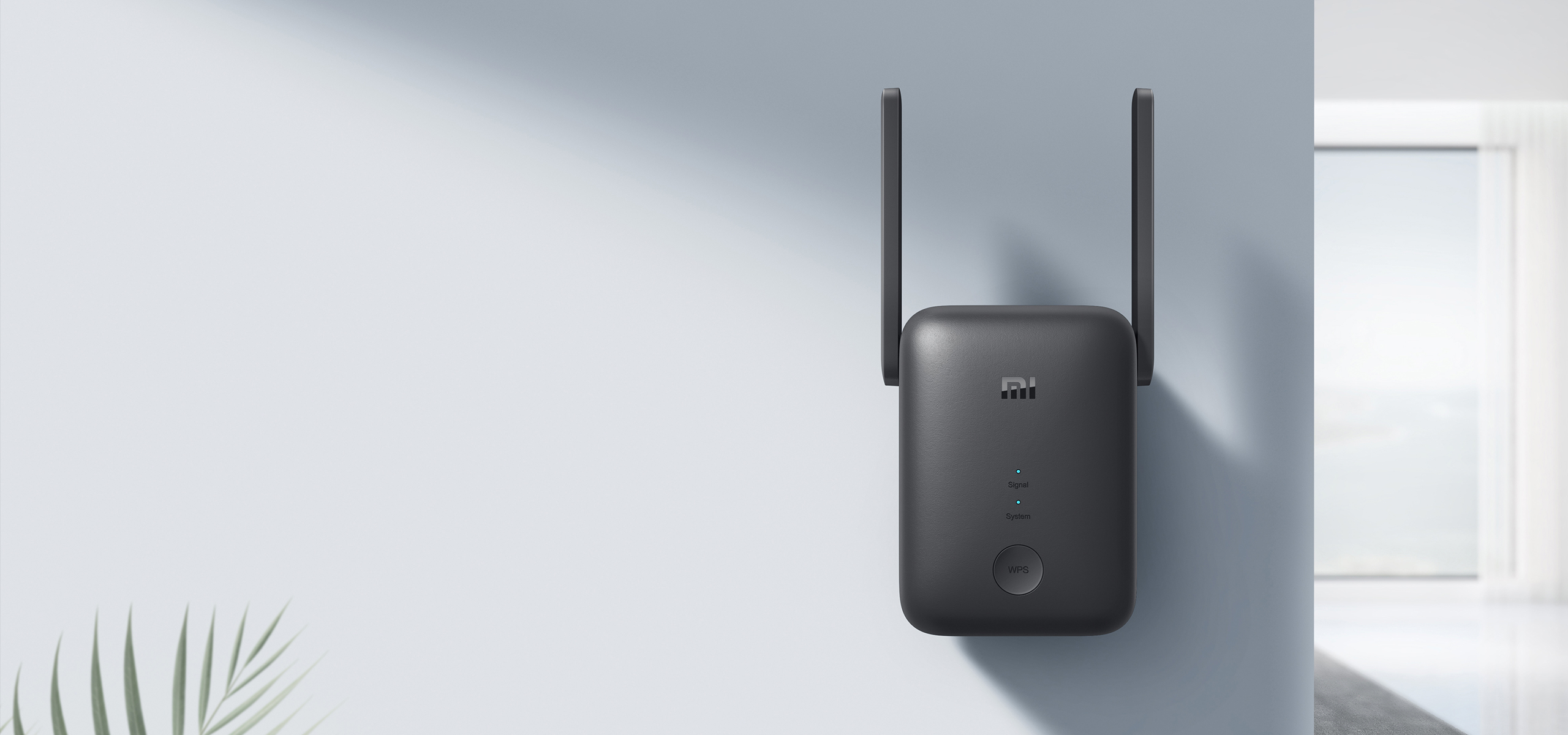 Усилвател на WiFi сигнал Mi WiFi Range Extender AC1200, включен в контакт на светла стена в дневна