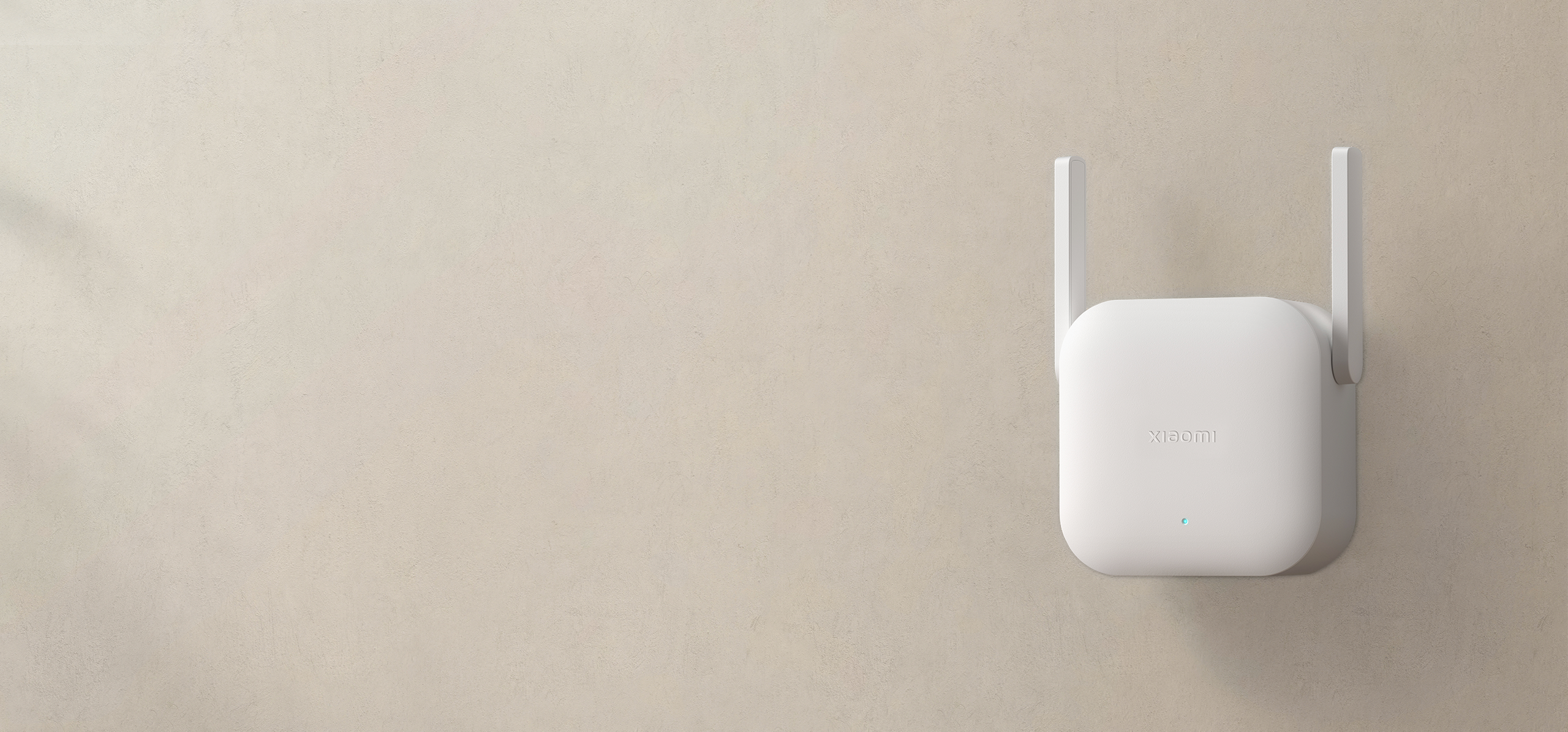 Xiaomi WiFi Range Extender N300 в бял цвят, монтиран на стена в контакт