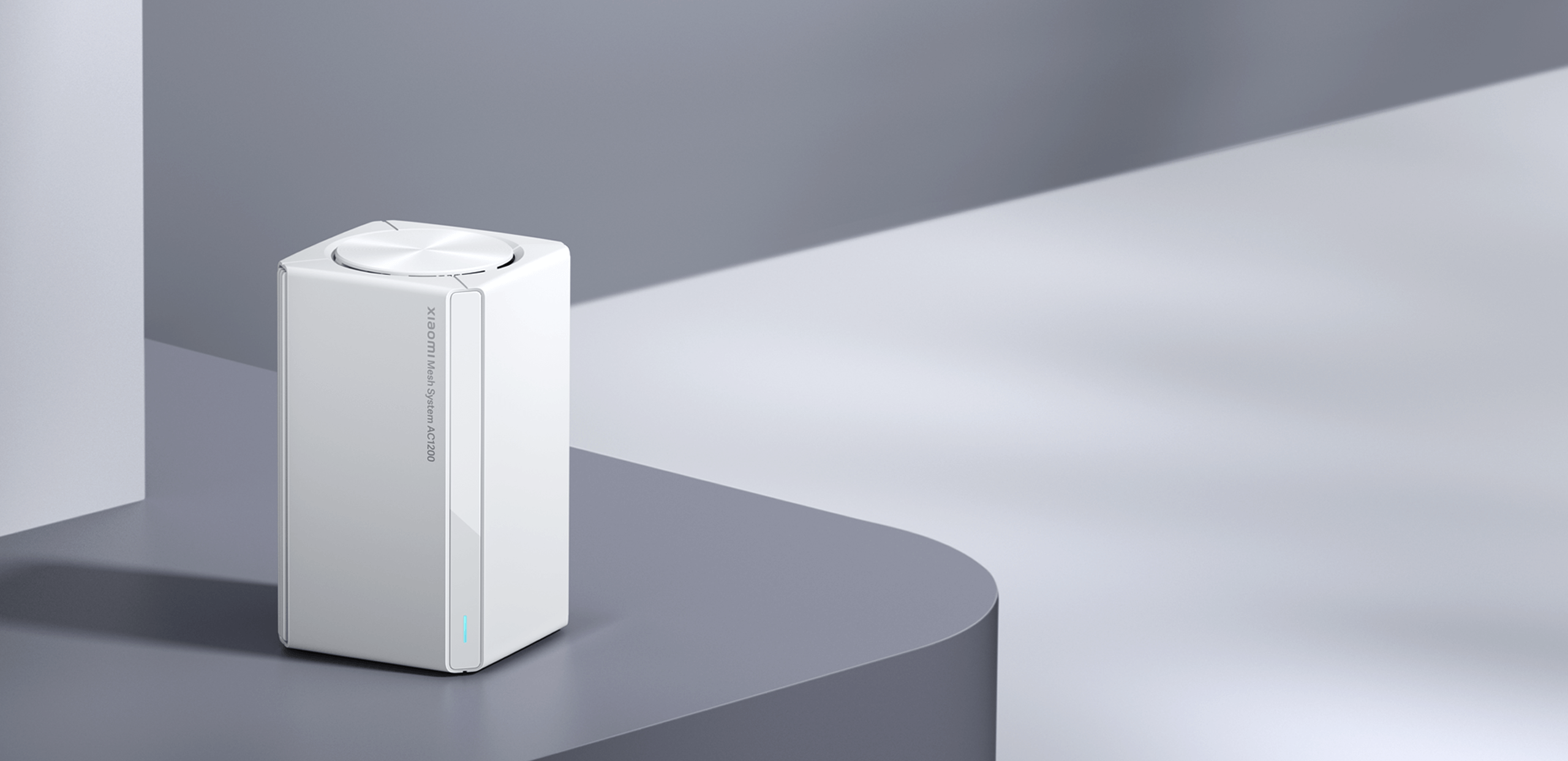 Mesh рутер Xiaomi Mesh System AC1200 (1-pack) в бял цвят върху светла маса