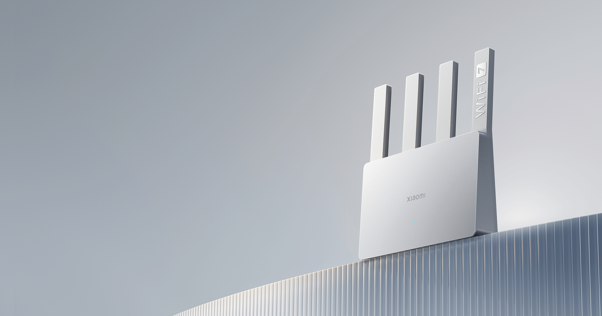 Рутер Xiaomi Router BE3600 2.5G с четири антени, изправен на извита повърхност