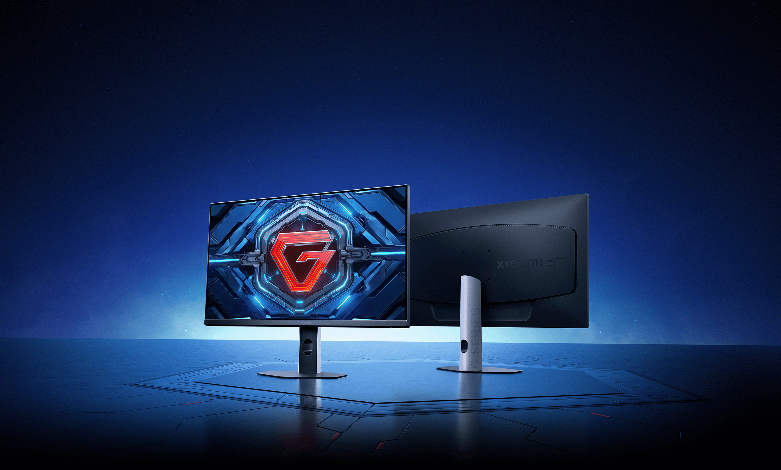 Геймърски монитор Xiaomi Gaming Monitor G27i 2026 в изглед отпред и отзад на синьо осветена сцена