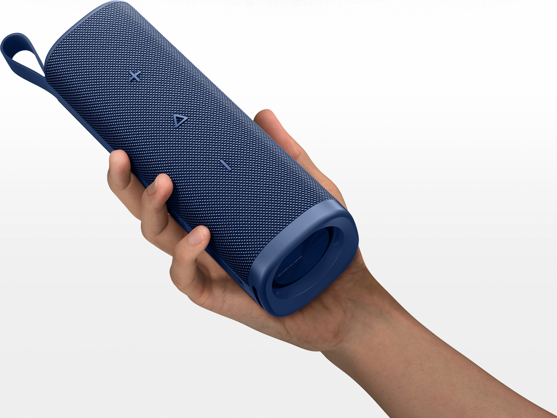Ръка държи Xiaomi Sound Outdoor 30W в синьо
