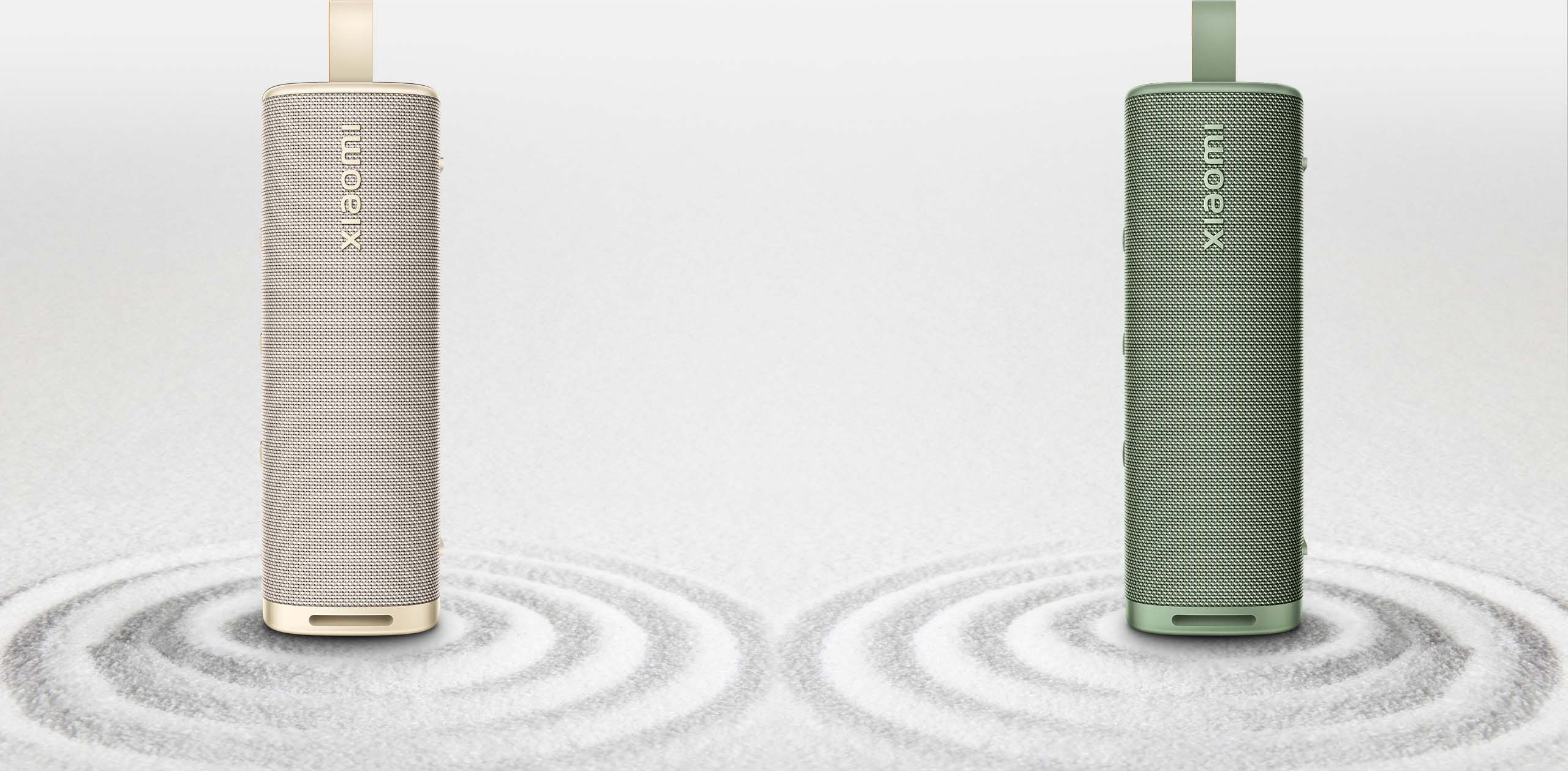 Две колонки Xiaomi Sound Outdoor 30W в стерео двойка върху светъл фон