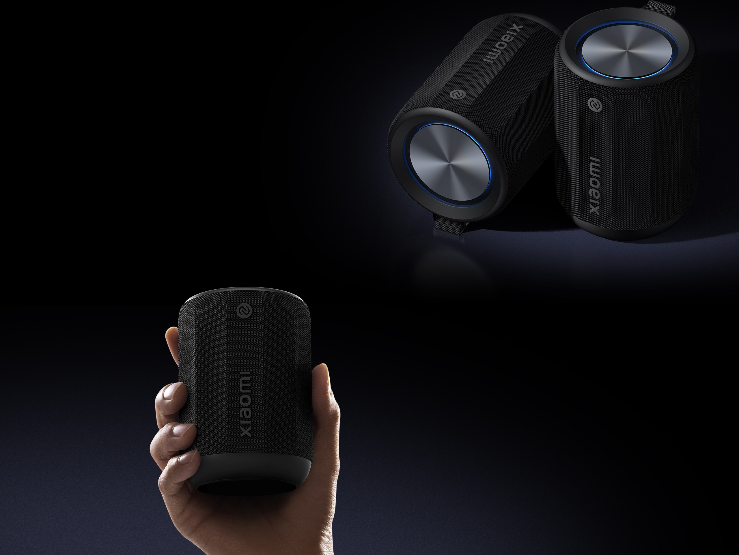 Xiaomi Bluetooth Speaker Mini, държана в една ръка
