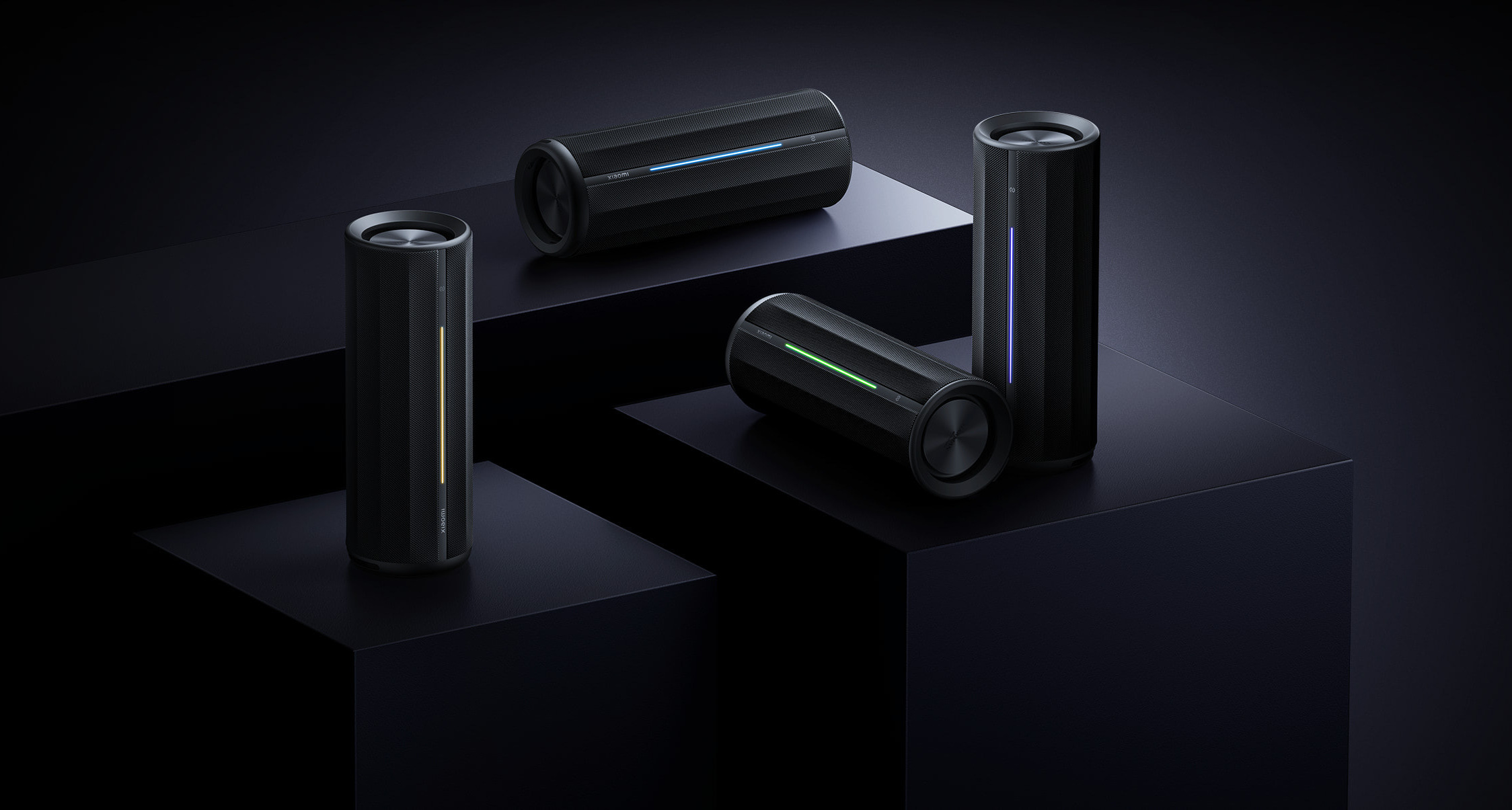 Няколко колонки Xiaomi Bluetooth Speaker със светещи в различни цветове RGB ленти