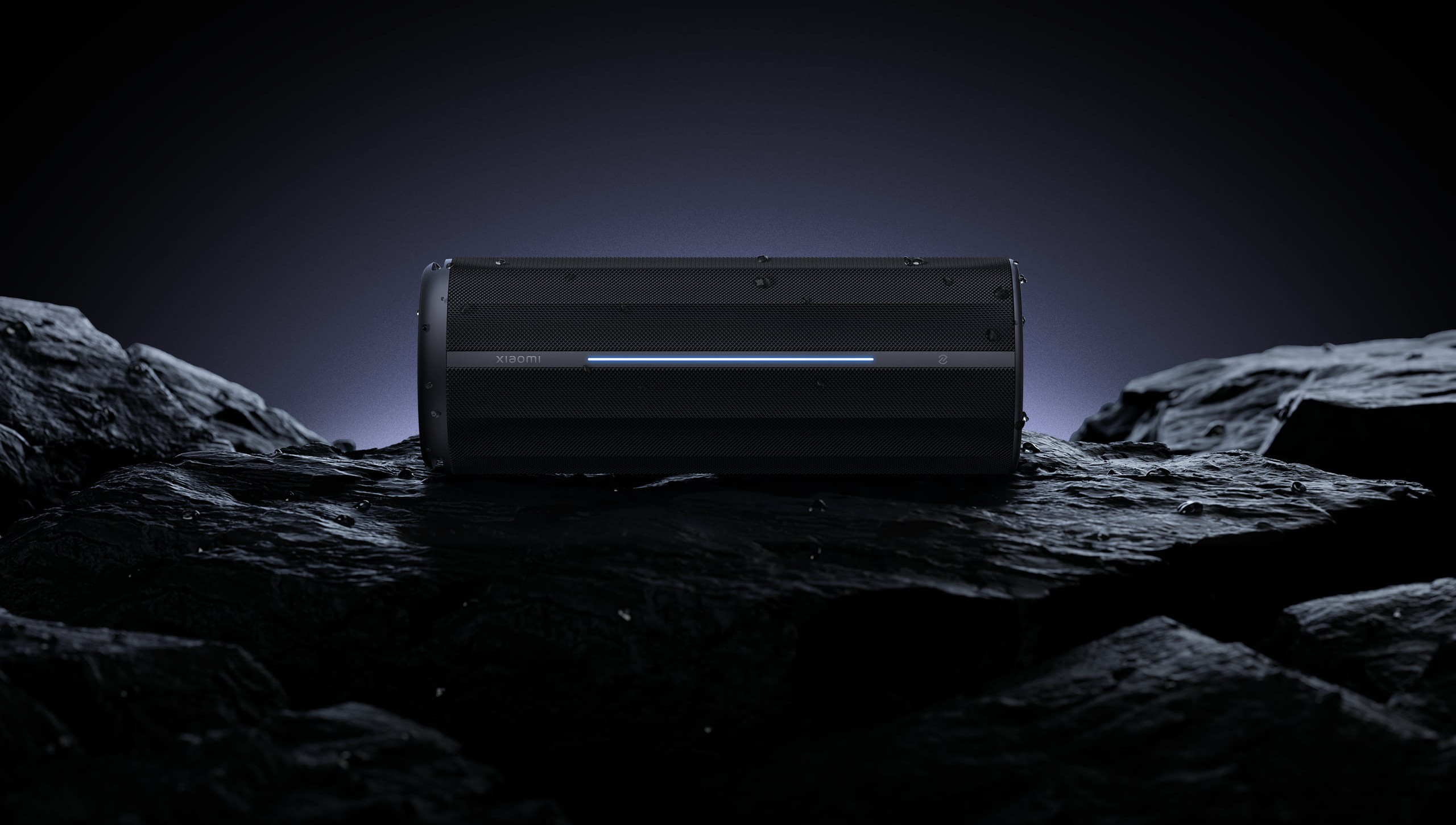 Xiaomi Bluetooth Speaker върху скали на открито вечер – защита IP67 от прах и вода