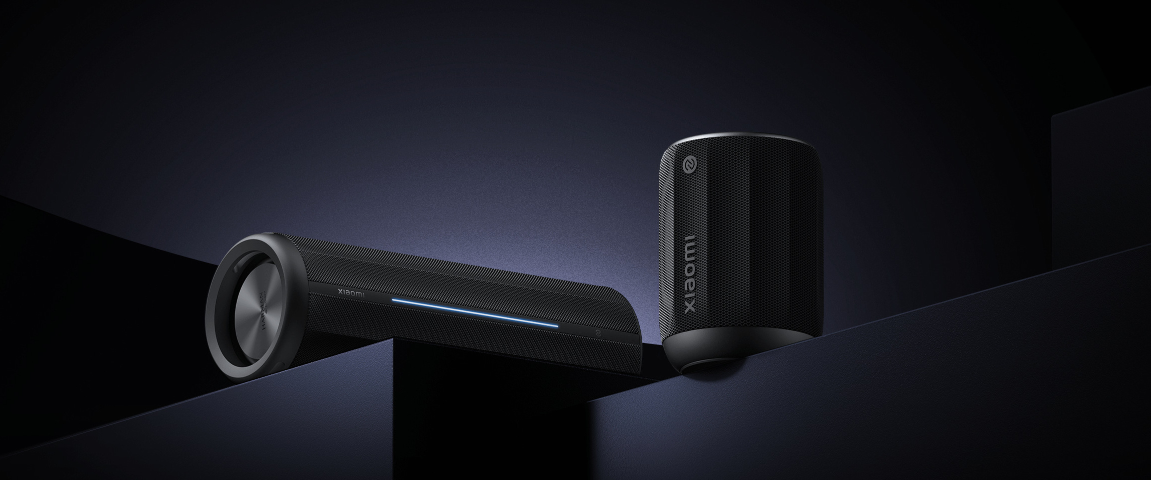Две колонки от серията Xiaomi Bluetooth Speaker, свързани за стерео и групово възпроизвеждане
