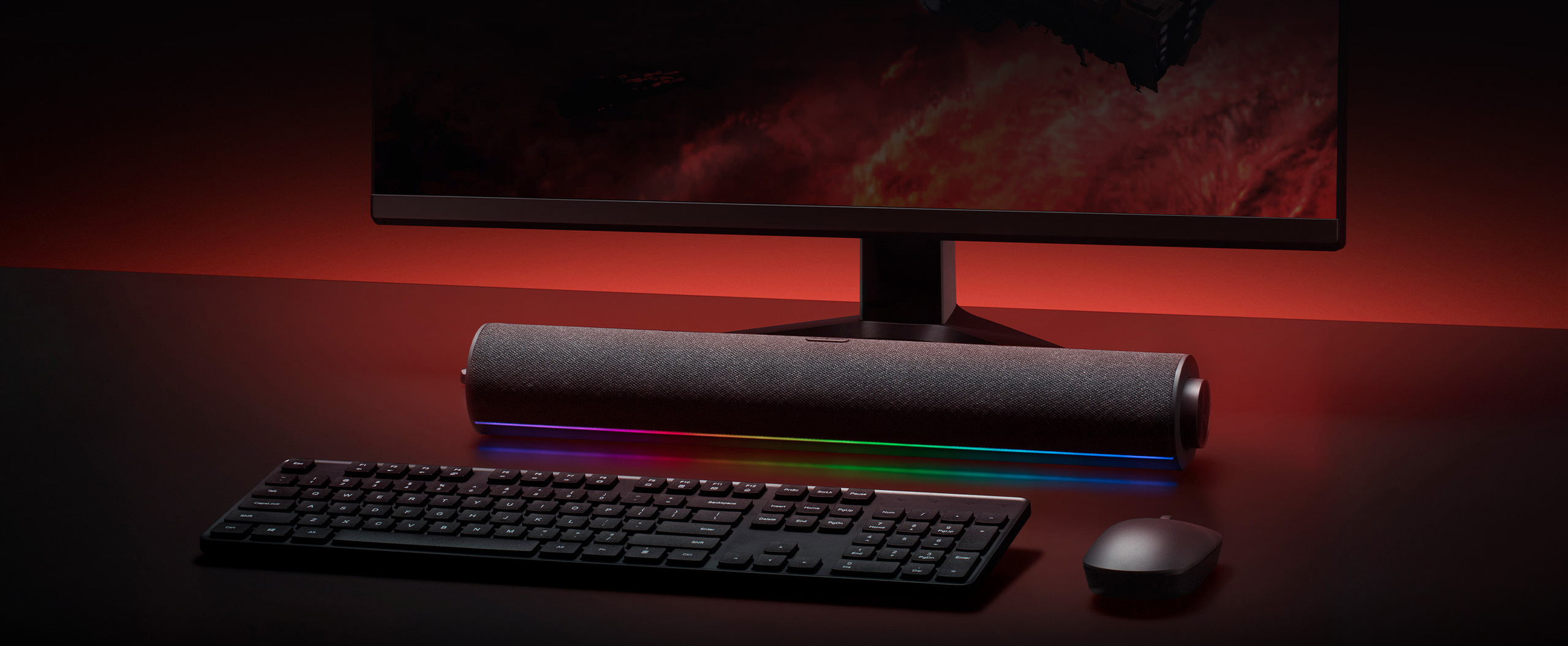 Xiaomi Desktop Speaker на бюро с монитор, клавиатура и мишка