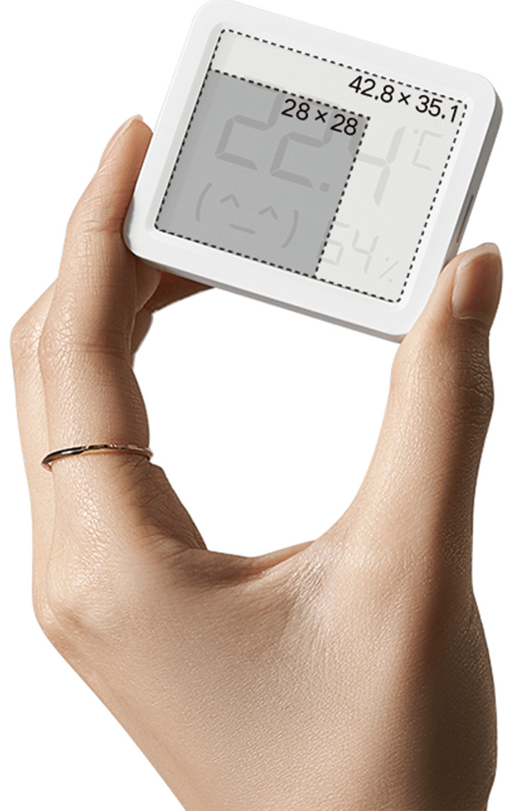 Компактният Xiaomi Smart Temperature and Humidity Monitor 3 Mini в ръка, с обозначени размери на екрана