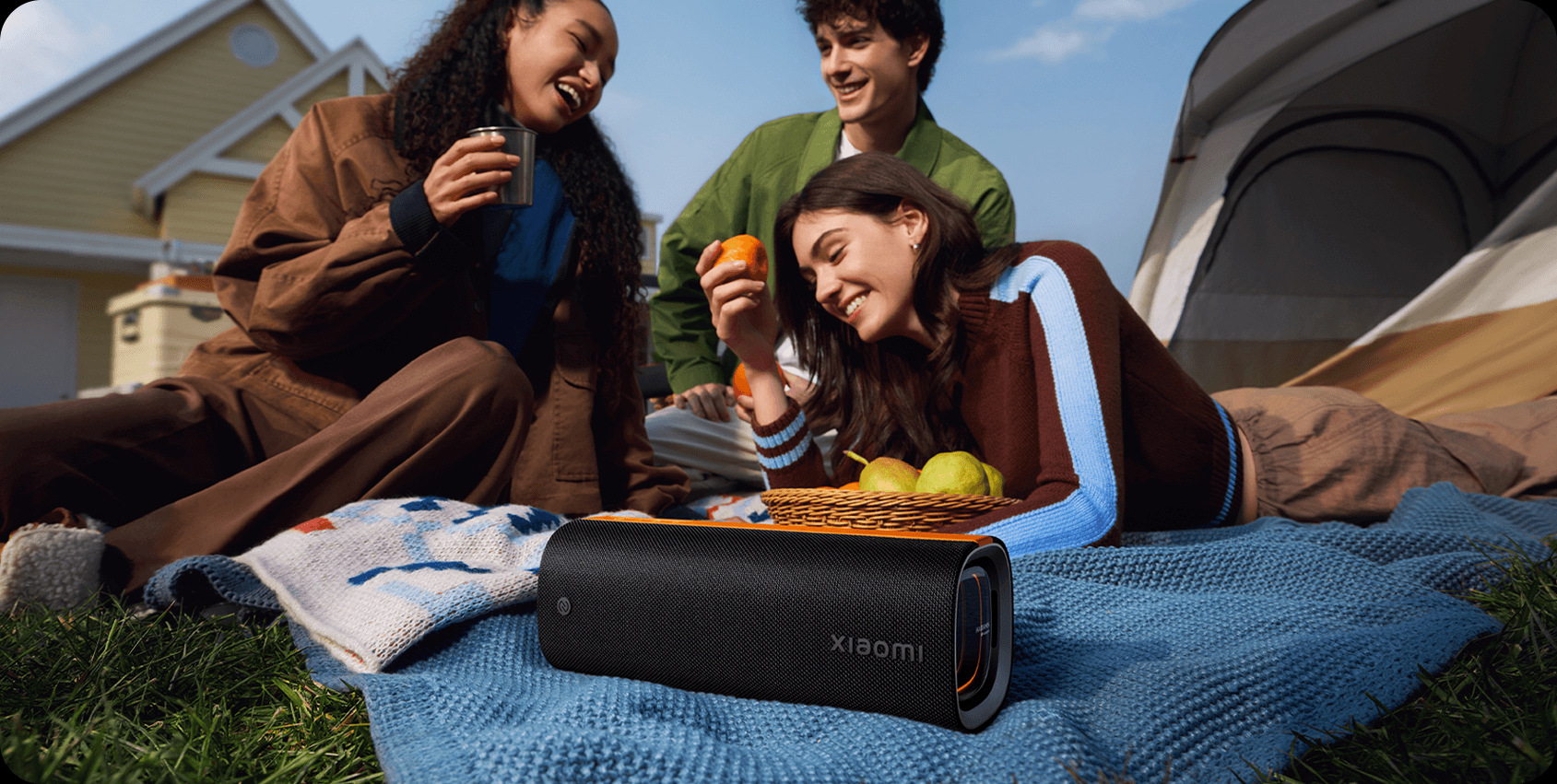 Xiaomi Sound Party на пикник сред природата благодарение на скритата дръжка