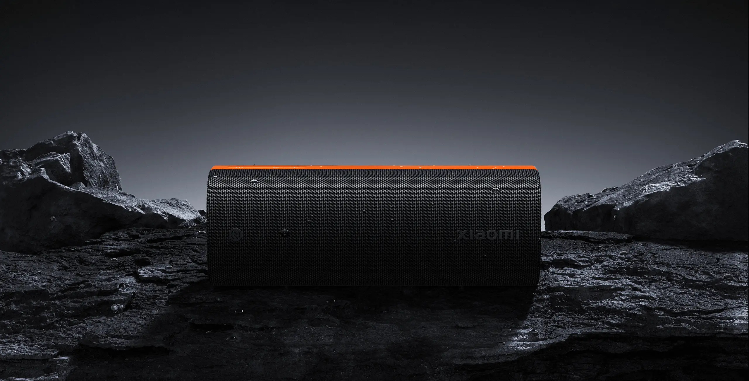 Xiaomi Sound Party с IP67 защита върху мокри скали