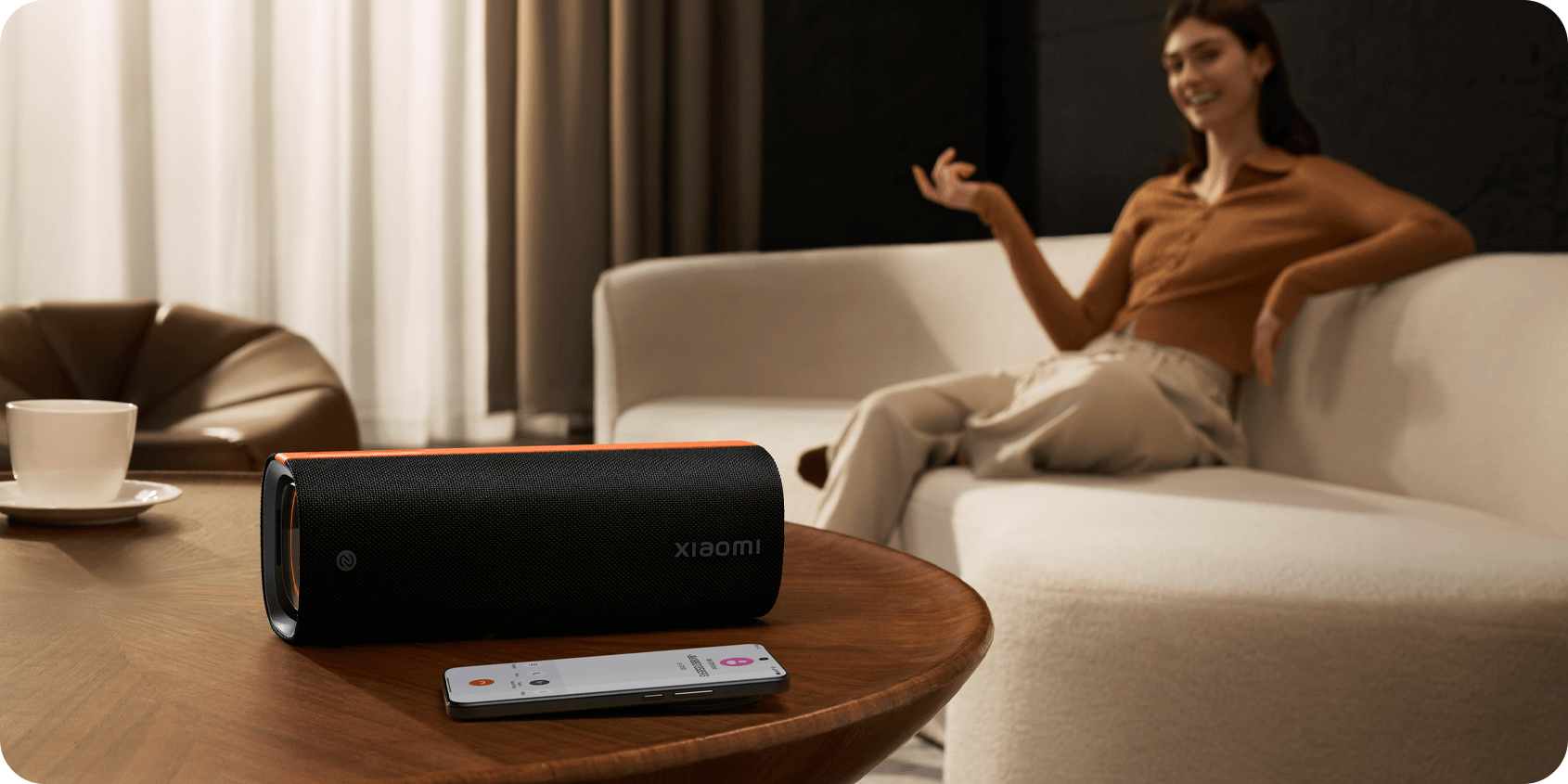 Разговор без ръце през преносимата колонка Xiaomi Sound Party в дневната