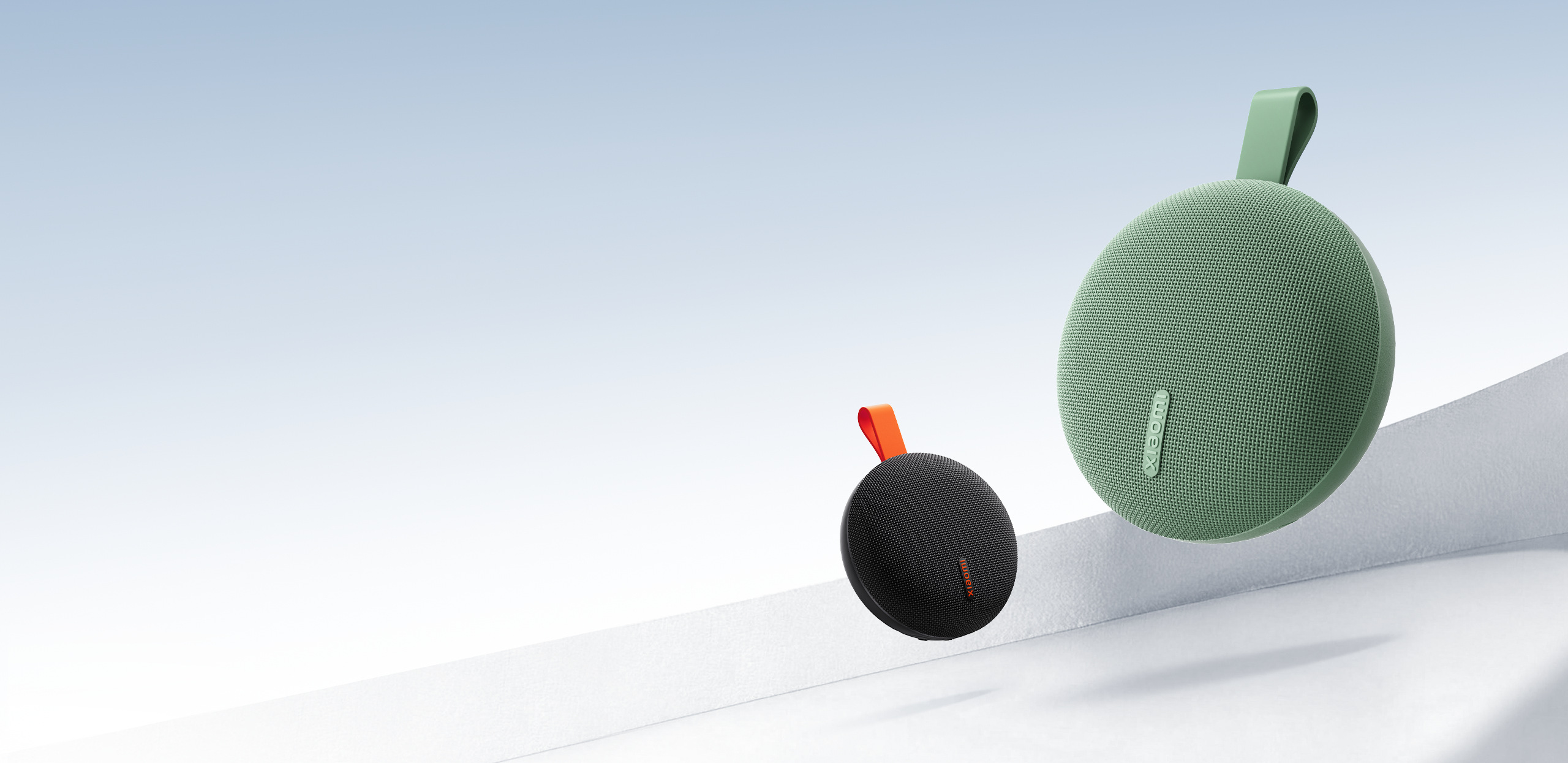 Портативна колонка Xiaomi Bluetooth Speaker Essential в зелен и черен цвят на светла подложка