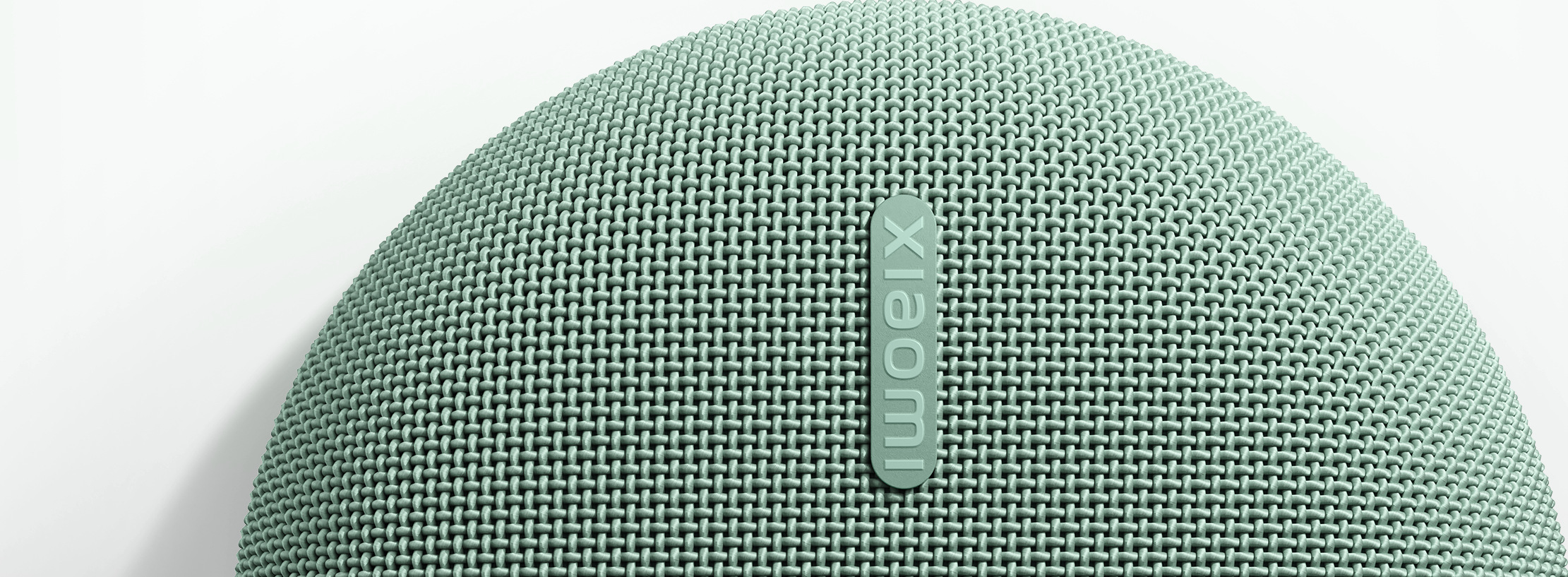 Близък план на текстилната мембрана на колонката Xiaomi Bluetooth Speaker Essential в зелено