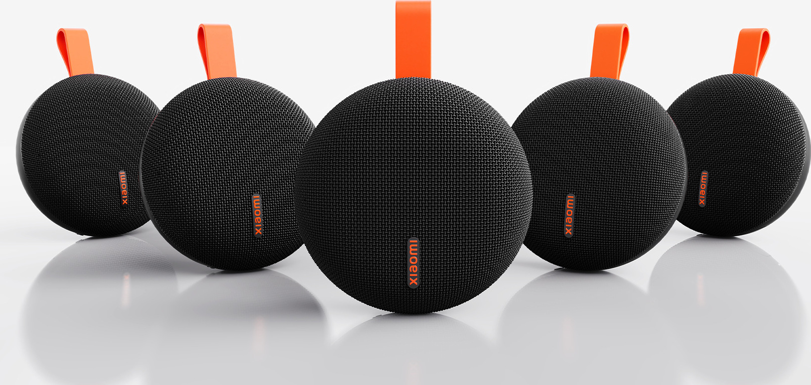 Пет черни колонки Xiaomi Bluetooth Speaker Essential, свързани за едновременно възпроизвеждане