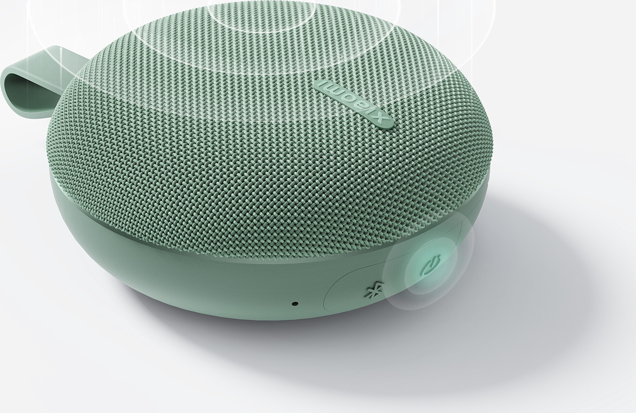 Зелена колонка Xiaomi Bluetooth Speaker Essential по време на разговор без ръце