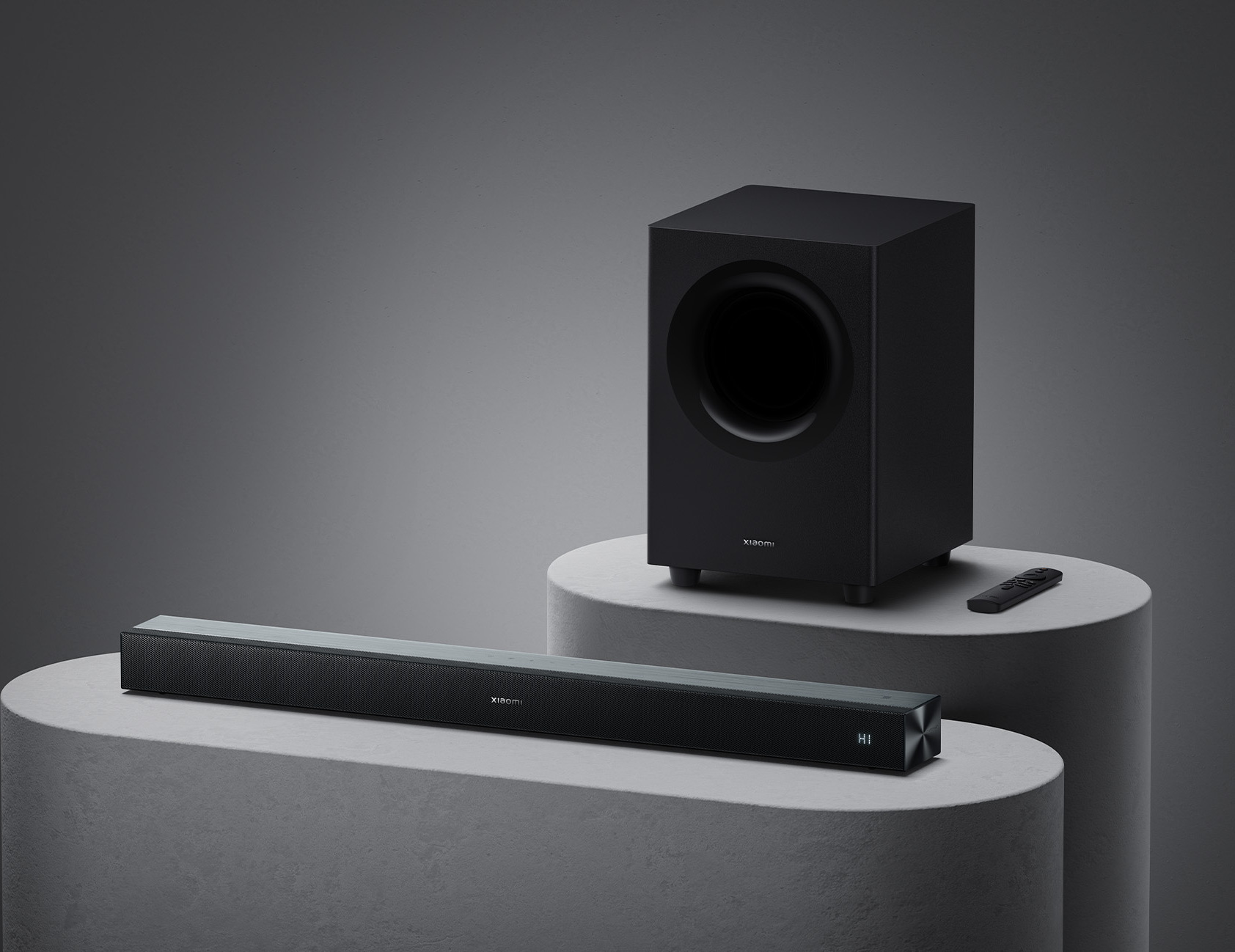 Саундбар Xiaomi Soundbar Pro 2.1 ch NS4-EU и безжичният субуфер, разположени на подиуми