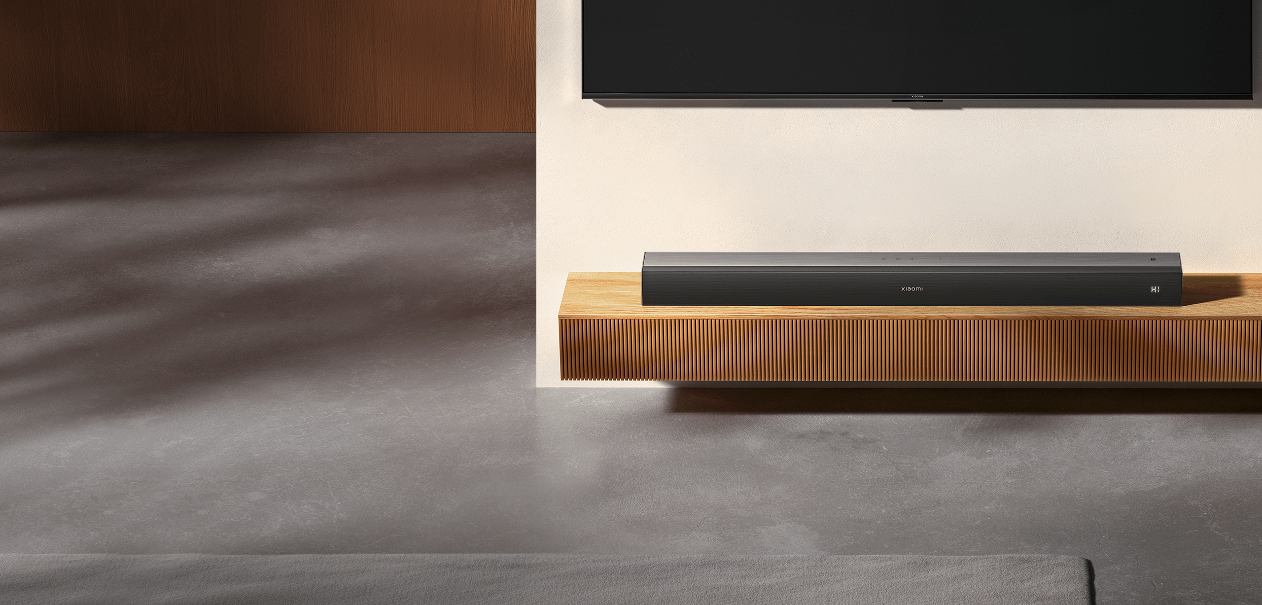 Саундбар Xiaomi Soundbar Pro 2.0 ch NS5 върху дървен шкаф под телевизор в дневна