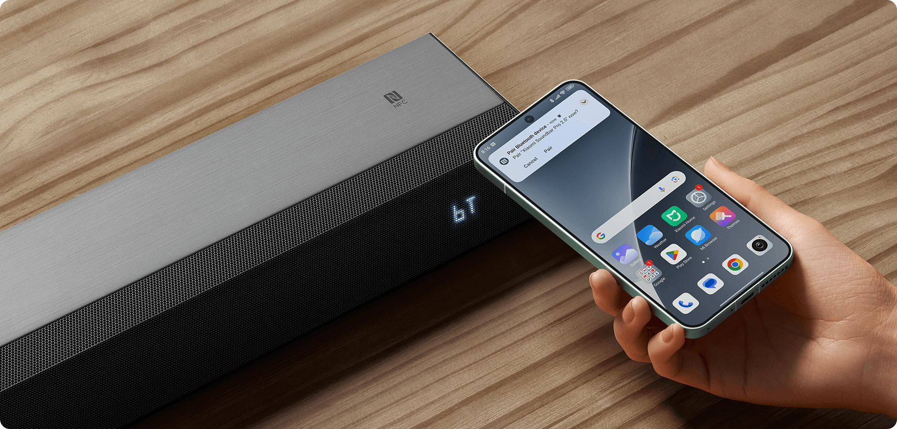 Смартфон, допрян до NFC зоната на саундбар Xiaomi Soundbar Pro 2.0 ch NS5 за бързо Bluetooth сдвояване